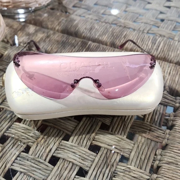 Sunnies, just like the real thing. - Picture 2 of 4